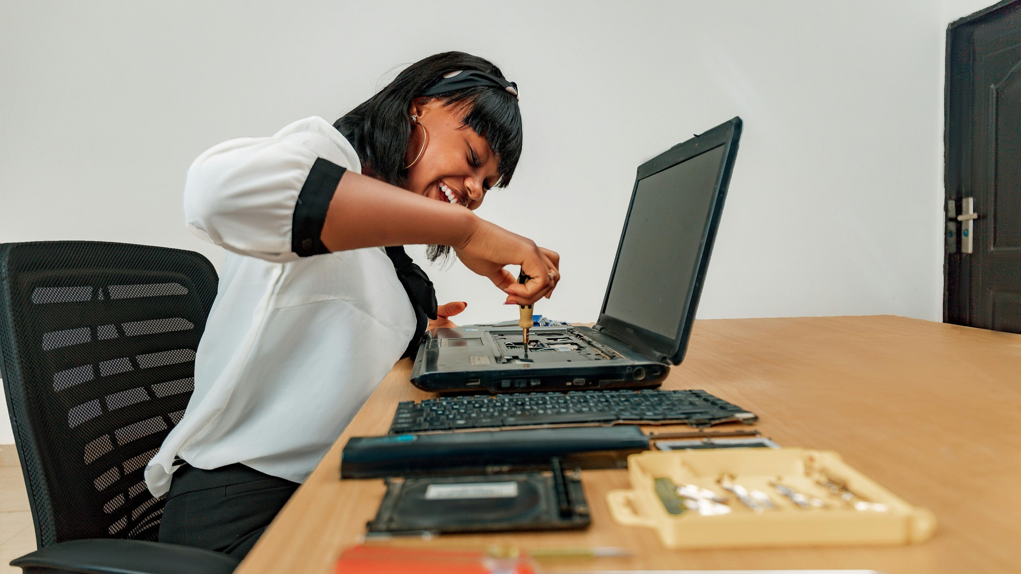Técnico reparando computador en Colombia